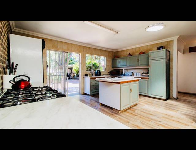 5 BEDROOM FREEHOLD FOR SALE IN BRACKENHURST